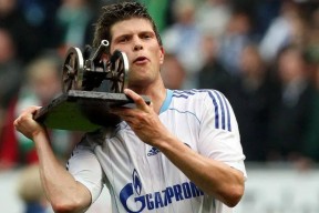 开云娱乐官网 -阿贾克斯训练开放日，赛前遗憾出局引欢呼，德国杯在即，资深球员宣示担当(周四003欧罗巴圣吉尔联合vs阿贾克斯)