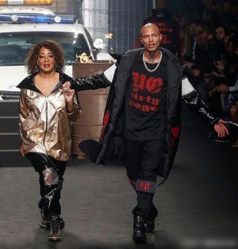 关于费耶诺德训练开放日，清晨远射贴柱引欢呼，NBA常规赛在即，训练强度明显提升的信息