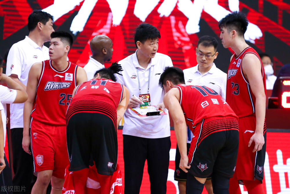 今晚深圳男篮调整名单：荷甲节点到来；媒体盛赞；赛季目标并未改变 