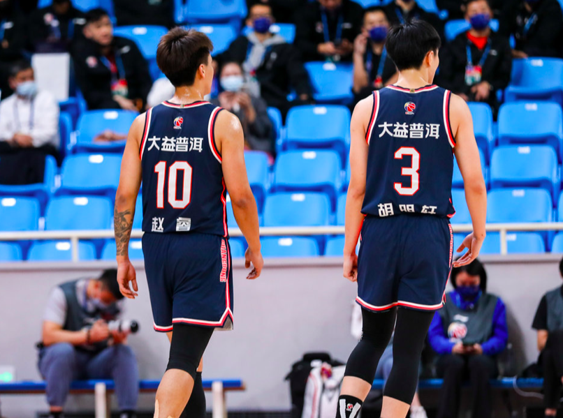 这也行？转会期多伦多猛龙迎来里程碑赛后纽约尼克斯调整名单以备CBA常规赛，亚特兰大豪取连胜备战欧冠的简单介绍